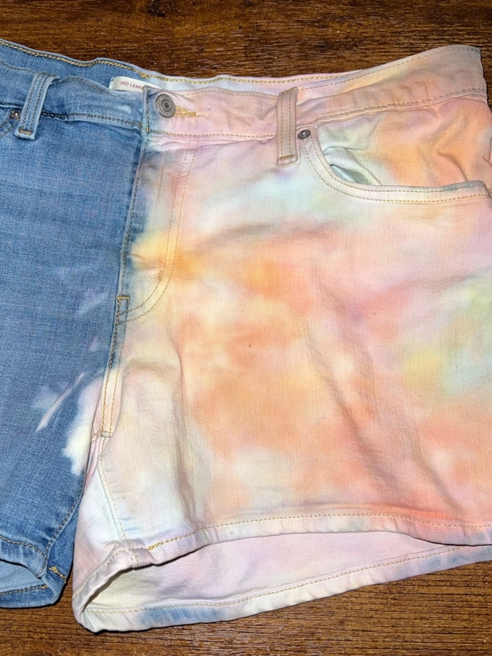 Levi's Denim Two Tone Multicolor Split Tie Dye Jean Shorts Size 33 - Picture 2 of 7